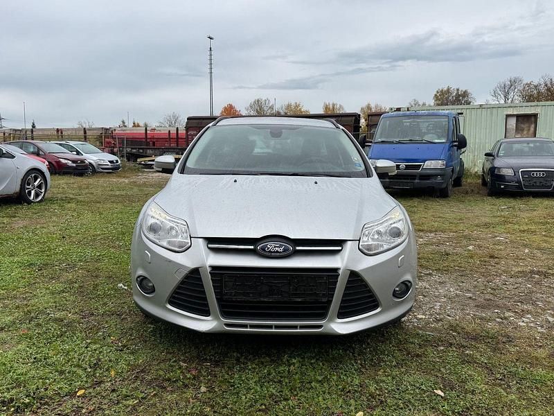 Silber Gebraucht 2012 Ford Focus Trend Kombi | 2.450 € (Superpreis) - Bild 1/4
