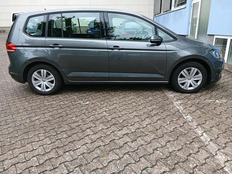 Grau Gebraucht 2016 VW Touran Van / Kleinbus | 10.999 € (Superpreis) - Bild 1/4