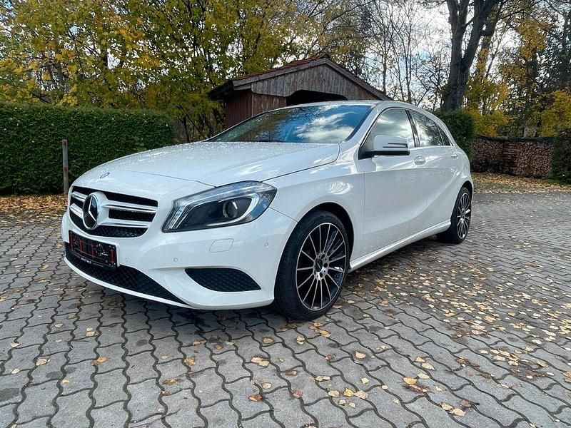 Weiß Gebraucht 2015 Mercedes A180 Limousine | 11.900 € (Fairer Preis) - Bild 1/4