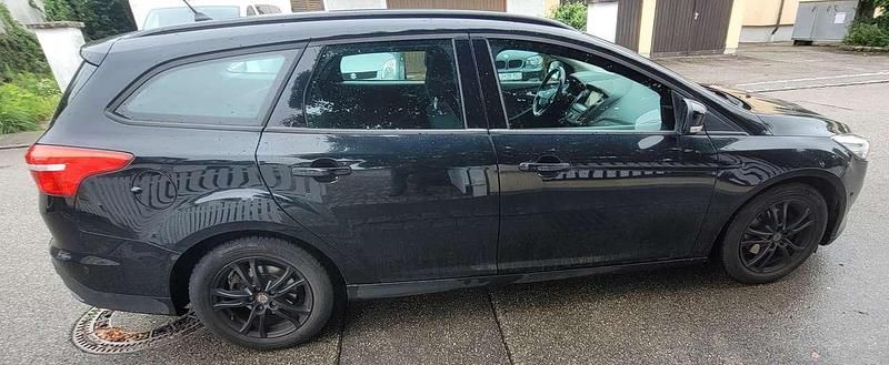 Schwarz Gebraucht 2017 Ford Focus Trend Kombi | 9.001 € (Fairer Preis) - Bild 1/4