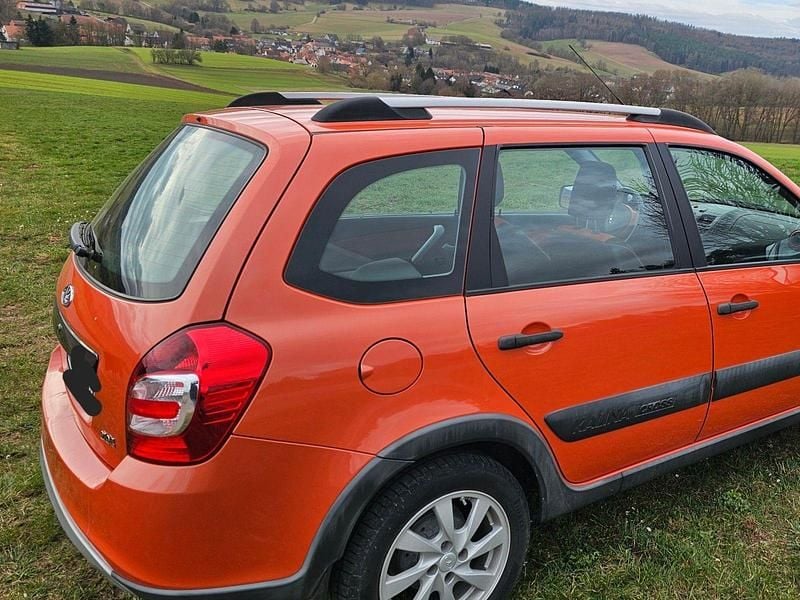 Gebraucht Lada Kalina 87 PS (63 kW) 2017 Orange Kleinwagen