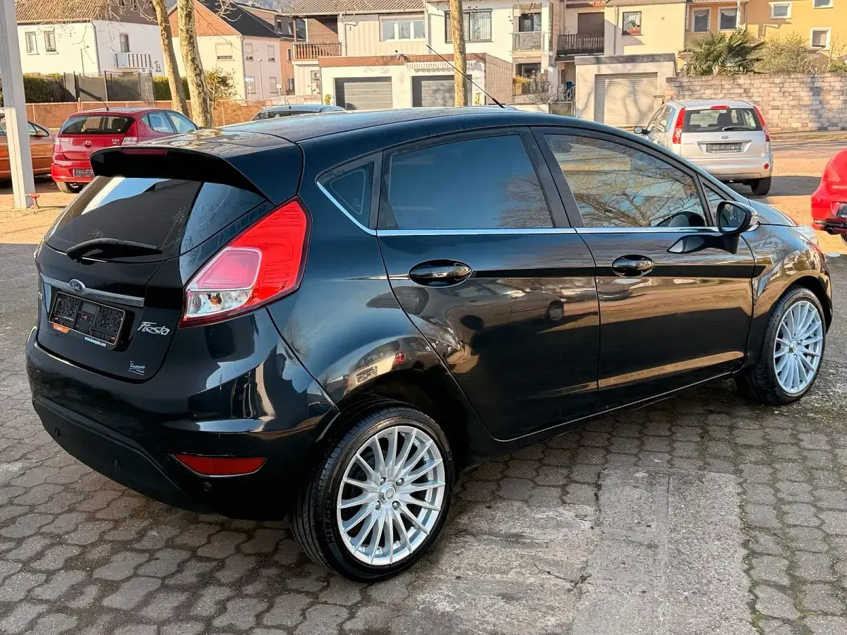 Gebraucht Ford Fiesta 100 PS (73 kW) 2015 Schwarz Kleinwagen
