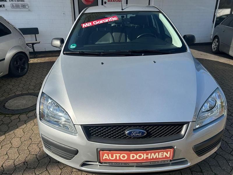 Gebraucht Ford Focus Trend 116 PS (85 kW) 2005 Silber Limousine