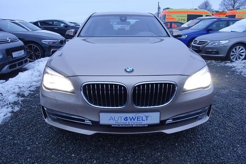 Gebraucht BMW 750 Sport Line 449 PS (330 kW) 2013 Beige Limousine