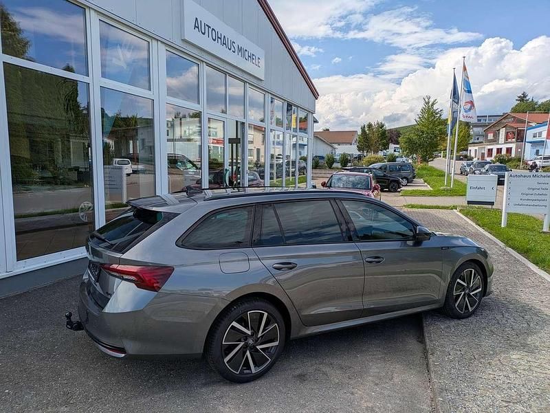 Graphitegrau metallic Neu 2025 Skoda Octavia SportLine Kombi | 41.490 € (Fairer Preis) - Bild 1/4