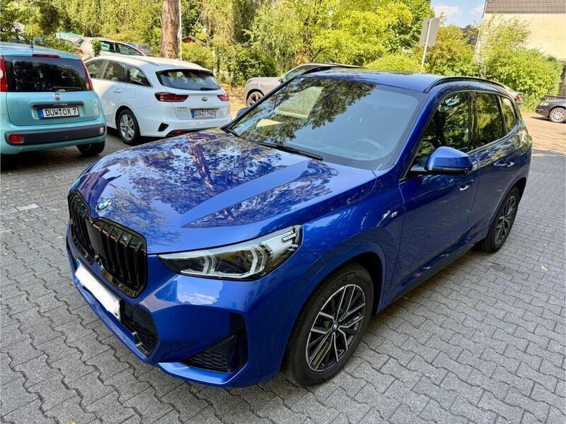 Portimao blau metallic Gebraucht 2023 BMW X1 M Sport SUV | 35.990 € (Guter Preis) - Bild 1/4