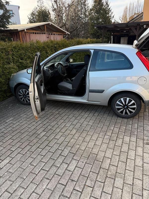 Gebraucht Ford Fiesta 60 PS (44 kW) 2006 Silber Kleinwagen