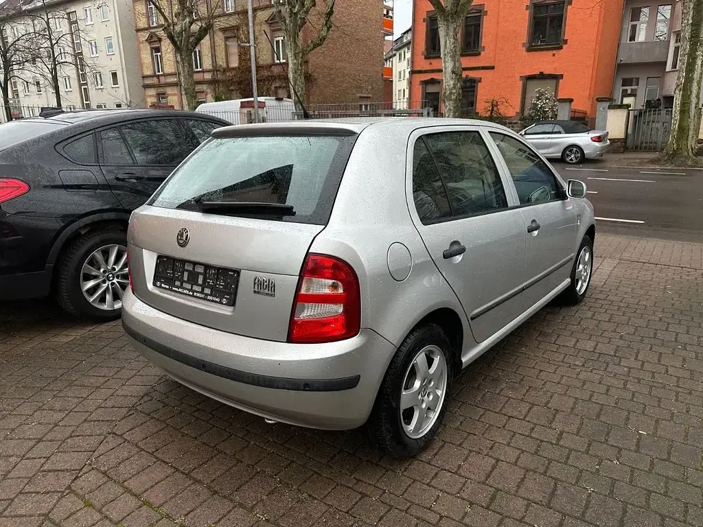 Używany Skoda Fabia 75 KM (55 kW) 2004 Srebrny Sedan/Limuzyna