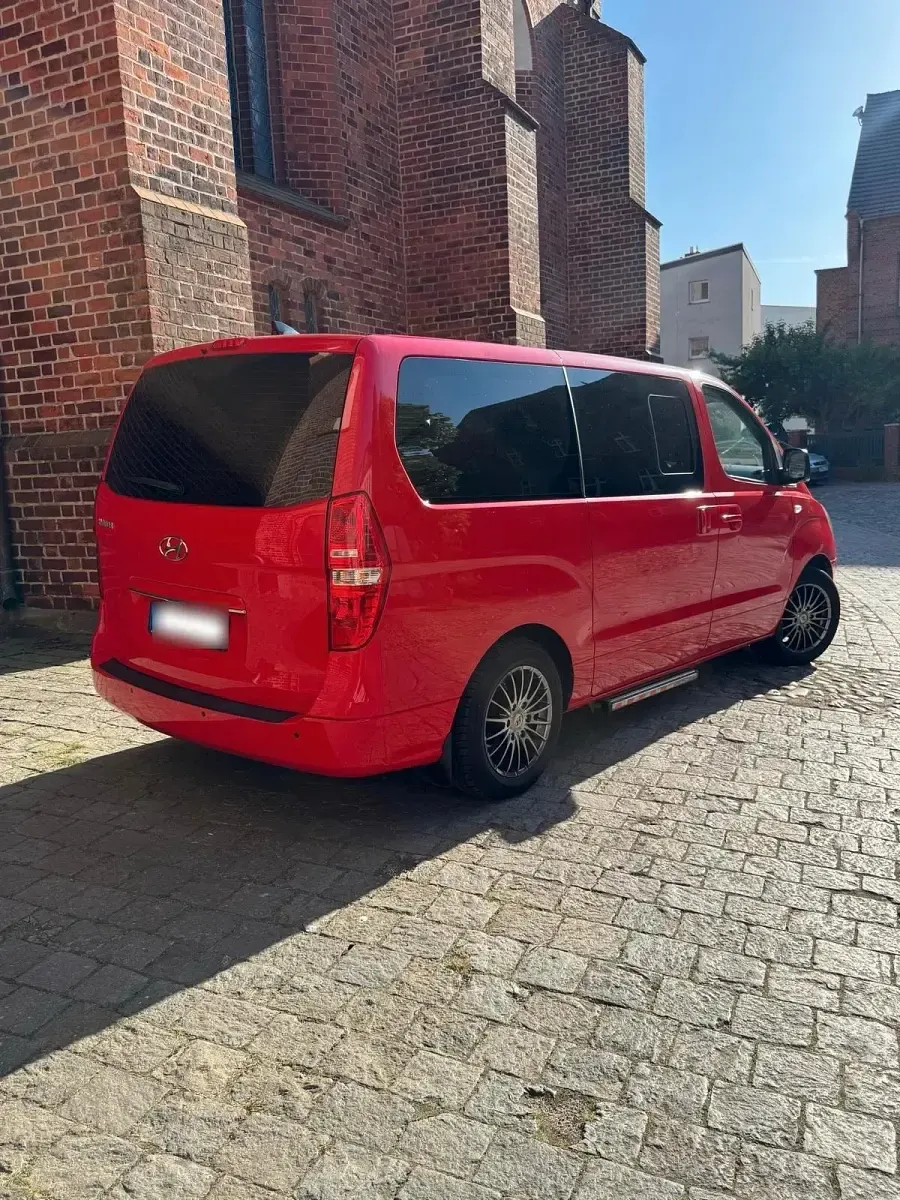 Gebraucht Hyundai H-1 170 PS (125 kW) 2017 Rot Van / Kleinbus