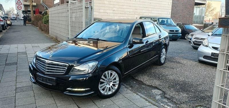 Schwarz Gebraucht 2012 Mercedes C180 Limousine | 11.990 € (Fairer Preis) - Bild 1/4