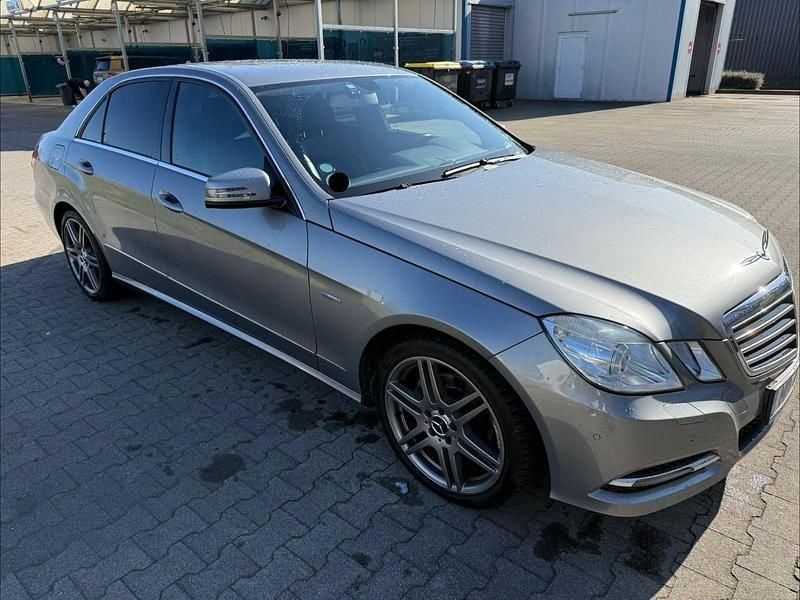 Gebraucht Mercedes E220 Avantgarde 170 PS (125 kW) 2012 Grau Limousine