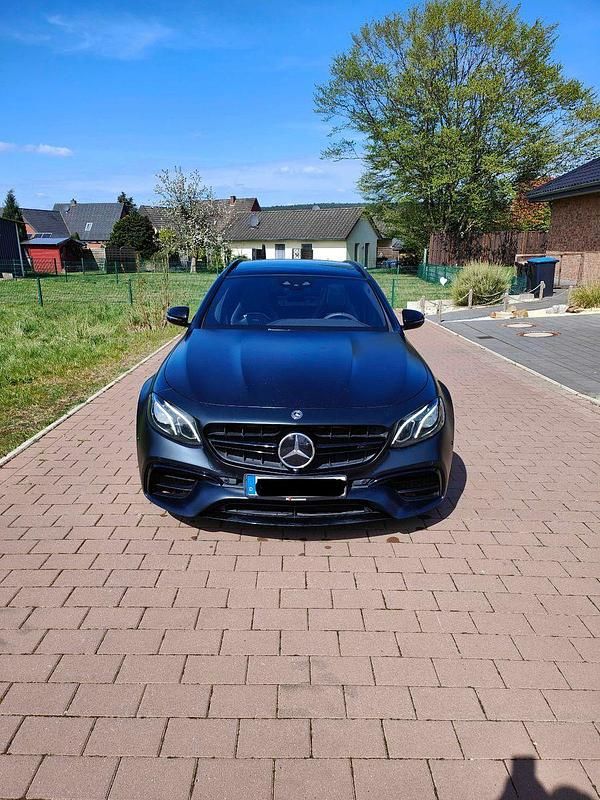 Schwarz Gebraucht 2017 Mercedes E63 AMG AMG Kombi | 59.995 € (Fairer Preis) - Bild 1/4