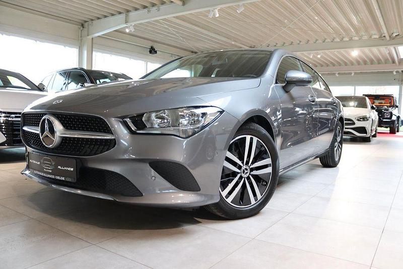 Grau Gebraucht 2022 Mercedes CLA200 Shooting Brake Kombi | 24.490 € (Guter Preis) - Bild 1/4