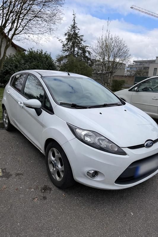Gebraucht Ford Fiesta 95 PS (69 kW) 2011 Weiß Kleinwagen