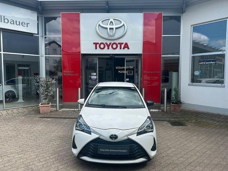 Weiß Gebraucht 2018 Toyota Yaris Comfort Limousine | 8.980 € (Fairer Preis) - Bild 1/4