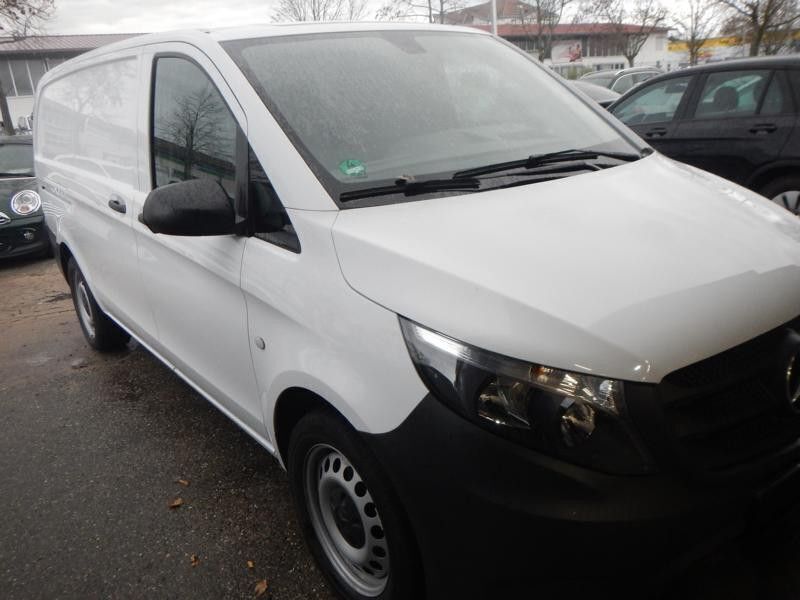 Weiß Gebraucht 2019 Mercedes Vito Van / Kleinbus | 31.950 € - Bild 1/4
