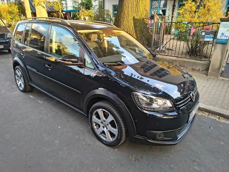 Schwarz Gebraucht 2012 VW Touran Cross Van / Kleinbus | 13.900 € (Teuer) - Bild 1/4