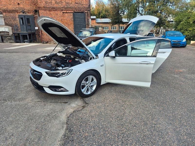 Weiß Gebraucht 2018 Opel Insignia Innovation Limousine | 15.200 € (Fairer Preis) - Bild 1/4