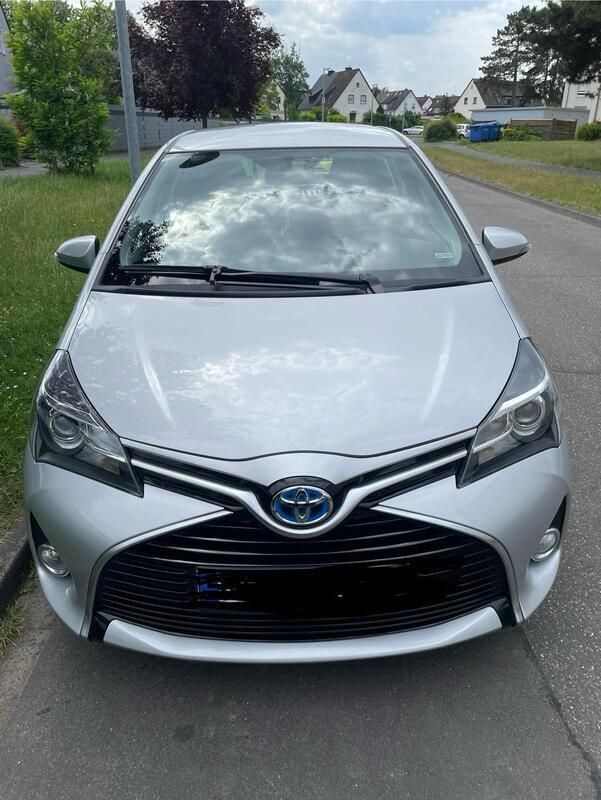 Silber Gebraucht 2015 Toyota Yaris Hybrid Comfort Kleinwagen | 11.900 € (Fairer Preis) - Bild 1/4