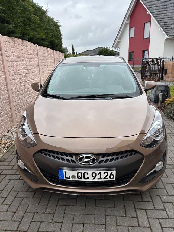 Gebraucht Hyundai i30 Classic 99 PS (72 kW) 2013 Braun Limousine