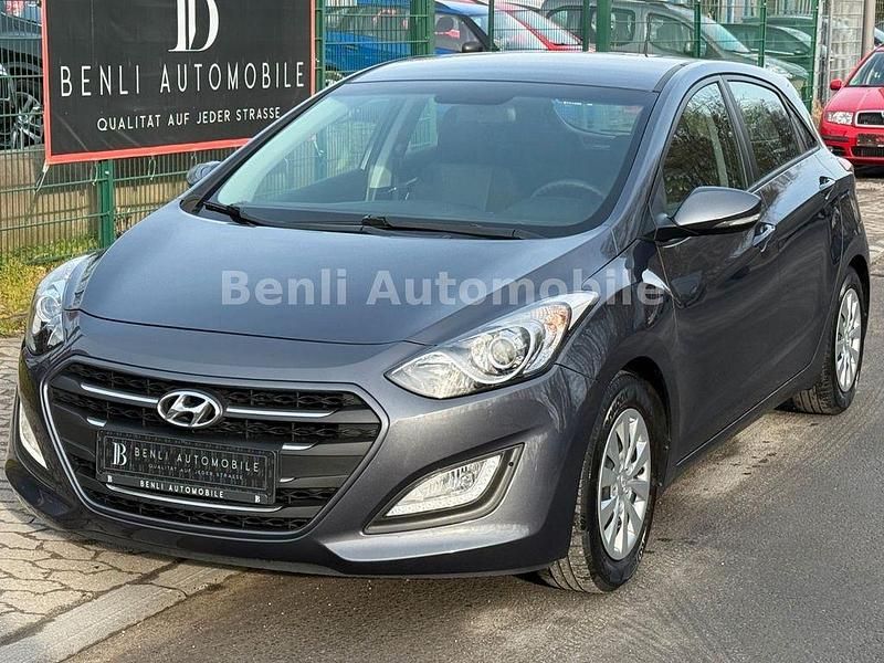 Grau Gebraucht 2017 Hyundai i30 Trend Limousine | 8.890 € (Guter Preis) - Bild 1/4
