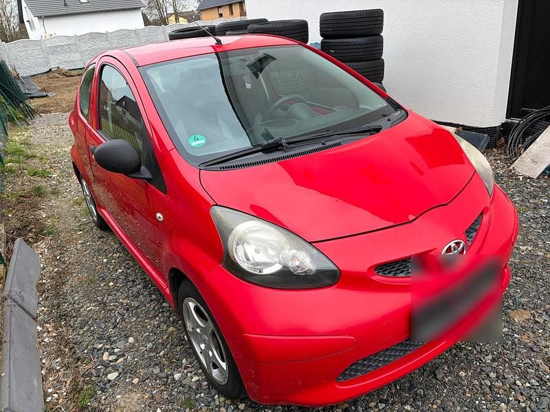 Gebraucht Toyota Aygo 72 PS (52 kW) 2006 Rot Kleinwagen