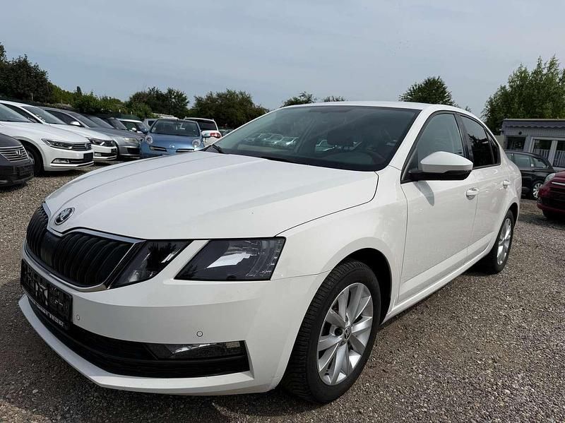 Bila candy/candyweiss Gebraucht 2018 Skoda Octavia Ambition Limousine | 8.000 € (Teuer) - Bild 1/4