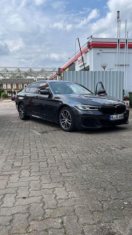 Grau Gebraucht 2021 BMW 530 Performance Limousine | 42.900 € (Teuer) - Bild 1/3