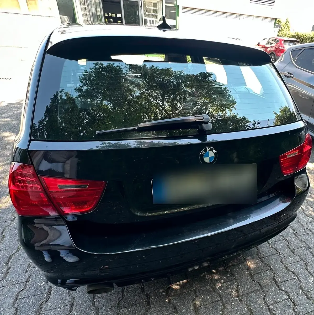 Gebraucht BMW 320 177 PS (130 kW) 2010 Schwarz Kombi