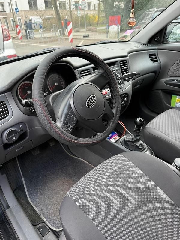 Second-hand Kia Rio 97 CP (71 kW) 2011 Negru Hatchback