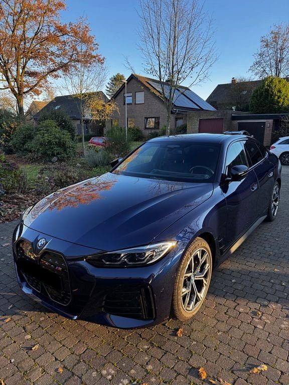 Blau Gebraucht 2023 BMW i4 Shadowline Limousine | 45.299 € (Superpreis) - Bild 1/4