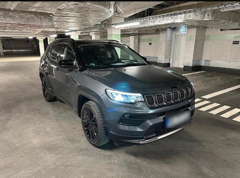 Gebraucht Jeep Compass 140 PS (102 kW) 2022 Grau SUV