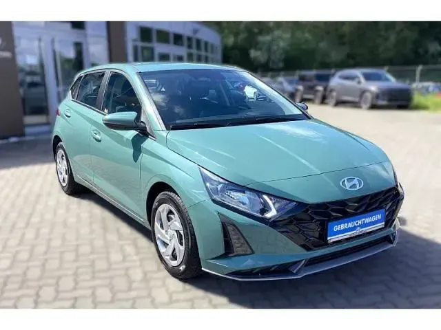 Gebraucht Hyundai i20 Select 101 PS (74 kW) 2025 Gruen Kleinwagen