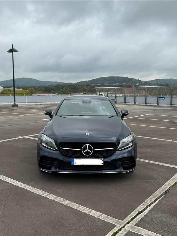 Blau Gebraucht 2018 Mercedes C300 AMG line Coupé | 33.500 € (Fairer Preis) - Bild 1/4