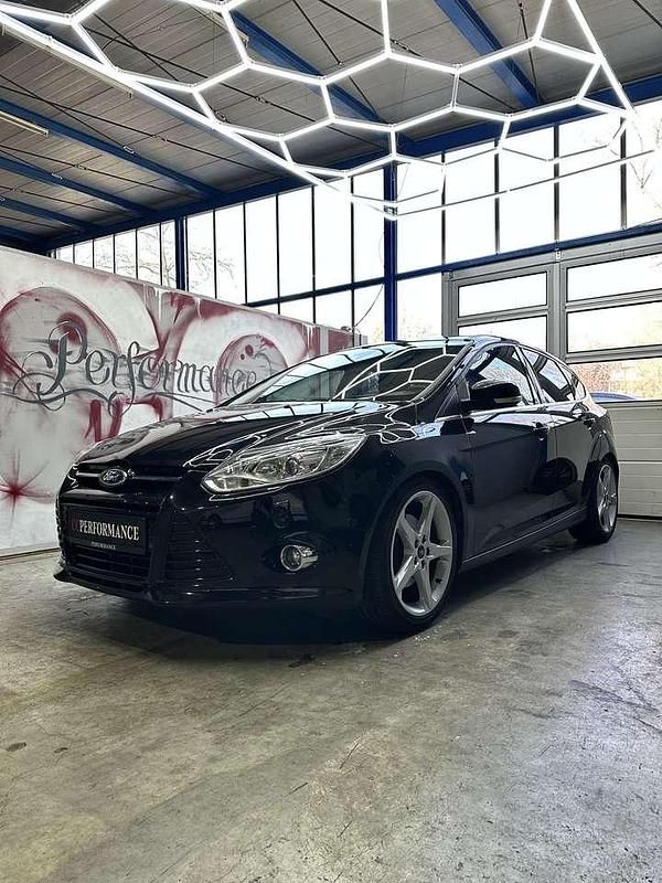 Schwarz Gebraucht 2011 Ford Focus Titanium Kleinwagen | 10.499 € (Teuer) - Bild 1/4