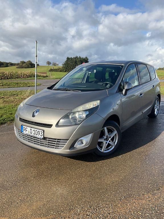 Beige Gebraucht 2011 Renault Scénic III Luxe Van / Kleinbus | 4.200 € (Guter Preis) - Bild 1/4