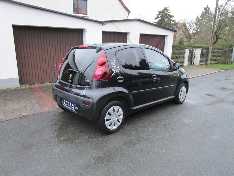 Gebraucht Peugeot 107 Envy 68 PS (50 kW) 2013 Schwarze lackierung Kleinwagen