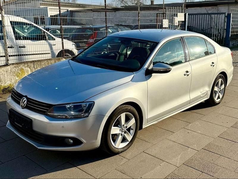 Silber Gebraucht 2011 VW Jetta Comfortline Limousine | 3.950 € (Guter Preis) - Bild 1/4