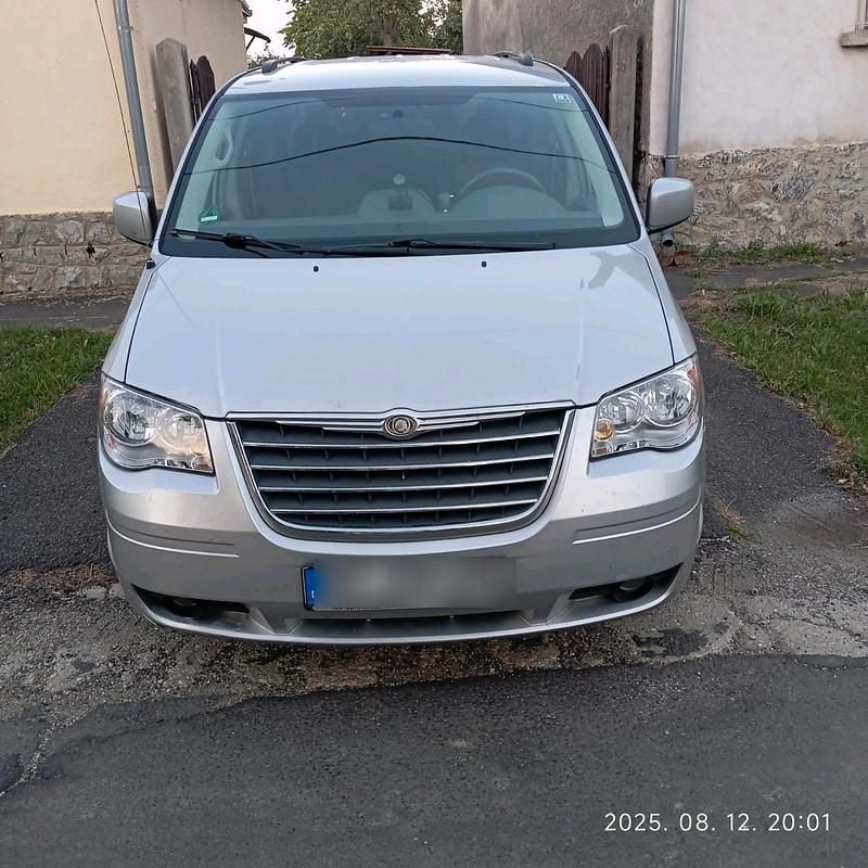 Silber Gebraucht 2010 Chrysler Town & Country Van / Kleinbus | 3.500 € - Bild 1/4