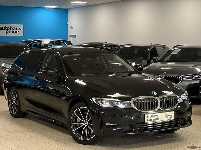 Schwarz Gebraucht 2022 BMW 330e Sport Line Limousine | 24.979 € (Superpreis) - Bild 1/4