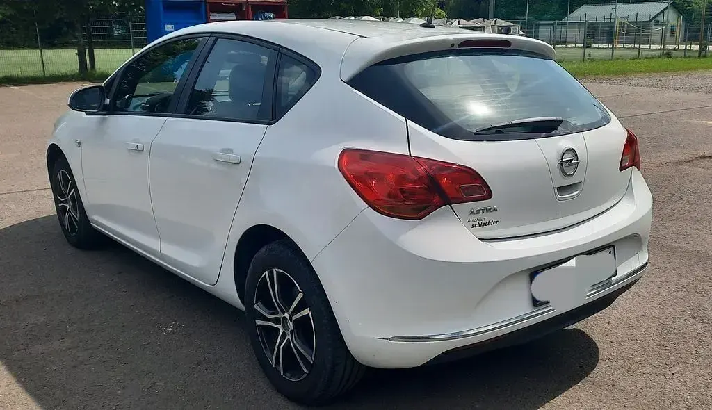 Gebraucht Opel Astra Selection 116 PS (85 kW) 2015 Weiß Limousine