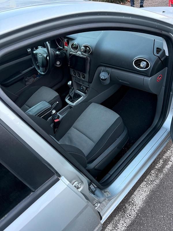 Używany Ford Focus 2010 Srebrny Kombi