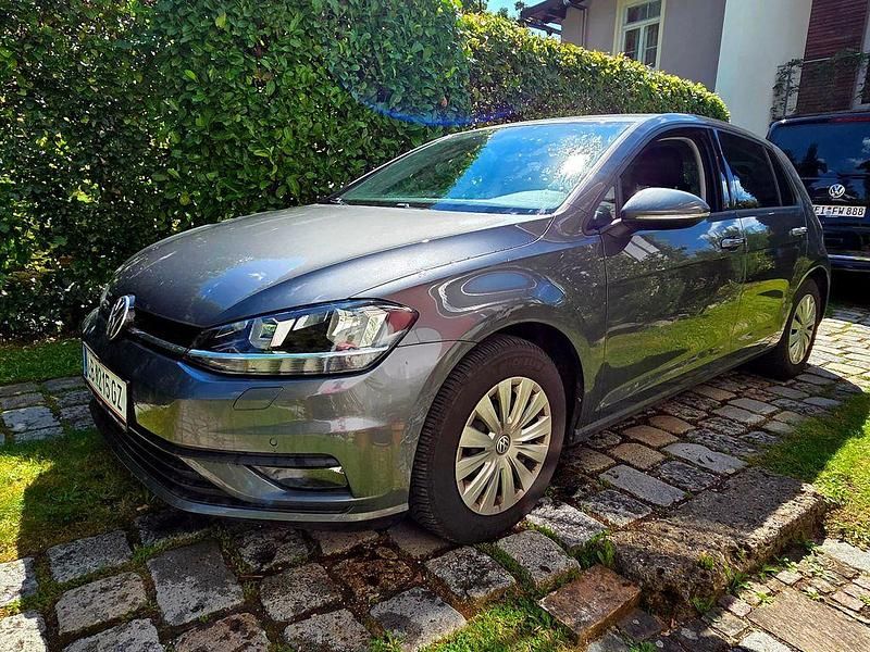 Grau Gebraucht 2017 VW Golf VII Trendline Limousine | 12.950 € (Fairer Preis) - Bild 1/4