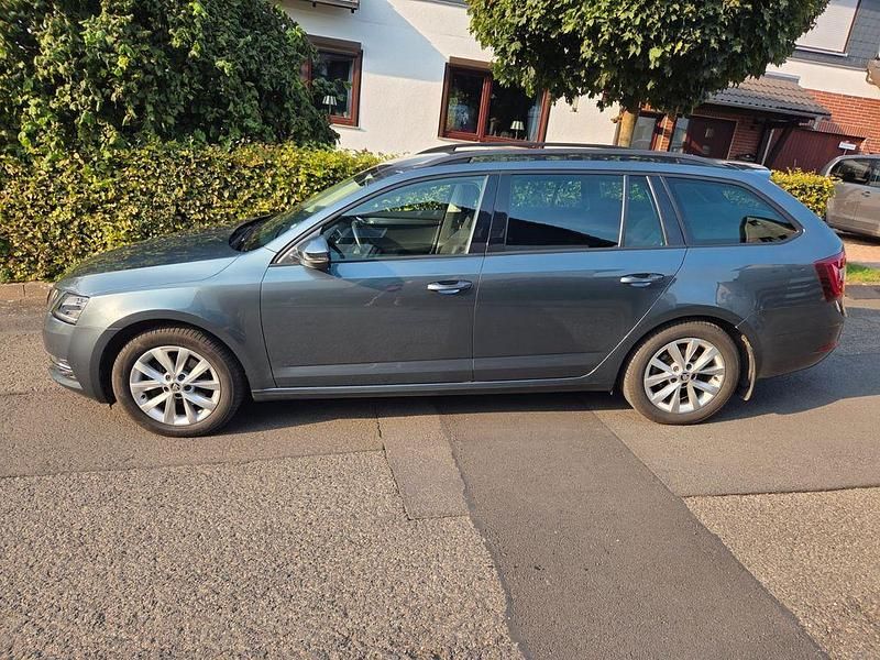 Grau Gebraucht 2019 Skoda Octavia Ambition Kombi | 15.300 € (Guter Preis) - Bild 1/4