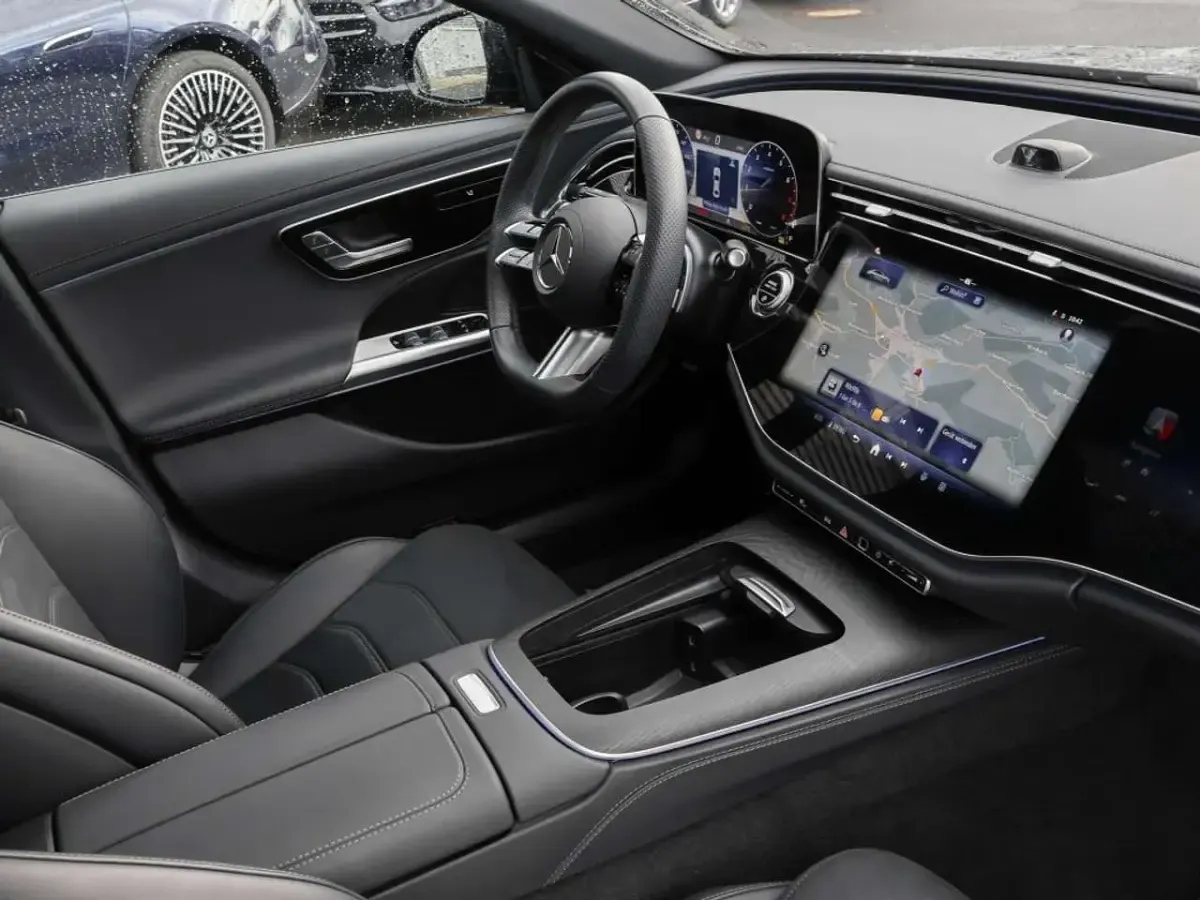 Second-hand Mercedes E200 AMG 204 CP (150 kW) 2024 Negru Berlinǎ