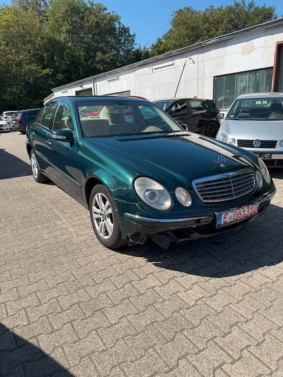Grün Gebraucht 2002 Mercedes E220 Elegance Limousine | 2.150 € (Superpreis) - Bild 1/4