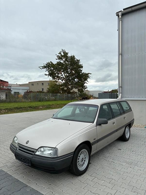 Beige Gebraucht 1989 Opel Omega Kombi | 5.550 € - Bild 1/4