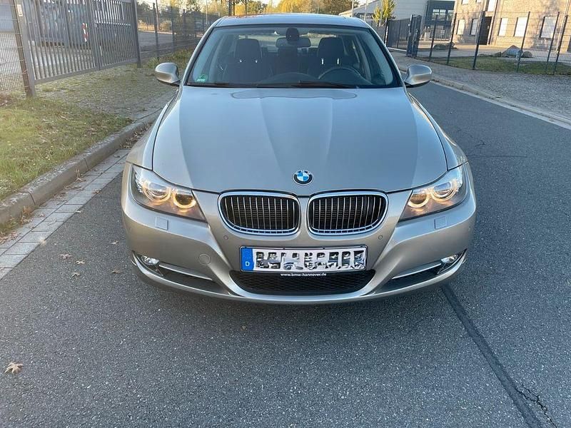 Gold Gebraucht 2011 BMW 325 Comfort Edition Limousine | 15.250 € (Fairer Preis) - Bild 1/4
