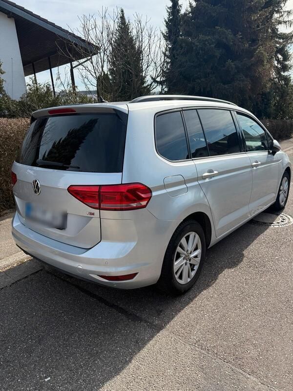 Grau Gebraucht 2016 VW Touran Van / Kleinbus | 11.490 € (Teuer) - Bild 1/4