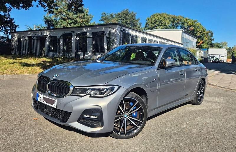 Grau Gebraucht 2020 BMW 330e M Sport Limousine | 32.300 € (Guter Preis) - Bild 1/4